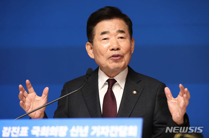 [서울=뉴시스] 추상철 기자 = 김진표 국회의장이 4일 오전 서울 여의도 국회 사랑재에서 신년 기자간담회에서 발언을 하고 있다. (공동취재) 2024.01.04. photo@newsis.com