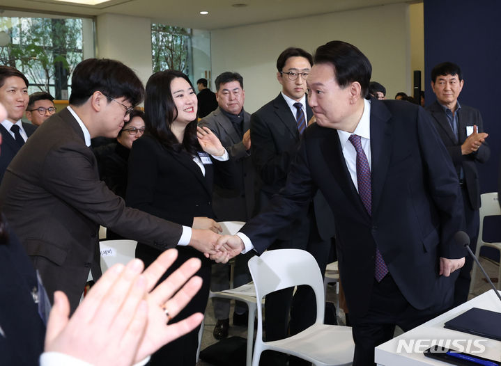 [용인=뉴시스] 조수정 기자 = 윤석열 대통령이 4일 경기 용인 중소기업인력개발원에서 열린 국민과 함께하는 민생토론회에 입장하며 참석자들과 악수하고 있다. 2024.01.04. chocrystal@newsis.com