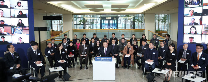 [용인=뉴시스] 조수정 기자 = 윤석열 대통령이 4일 경기 용인 중소기업인력개발원에서 열린 국민과 함께하는 민생토론회에서 발언하고 있다. 2024.01.04. chocrystal@newsis.com