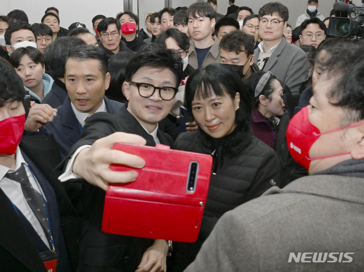 [광주=뉴시스] 변재훈 기자 = 한동훈 국민의힘 비상대책위원장이 4일 오전 광주 서구 김대중컨벤션센터에서 열린 국민의힘 광주시당 신년인사회 참석 직후 지지자들과 기념 촬영하고 있다. 2024.01.04. wisdom21@newsis.com