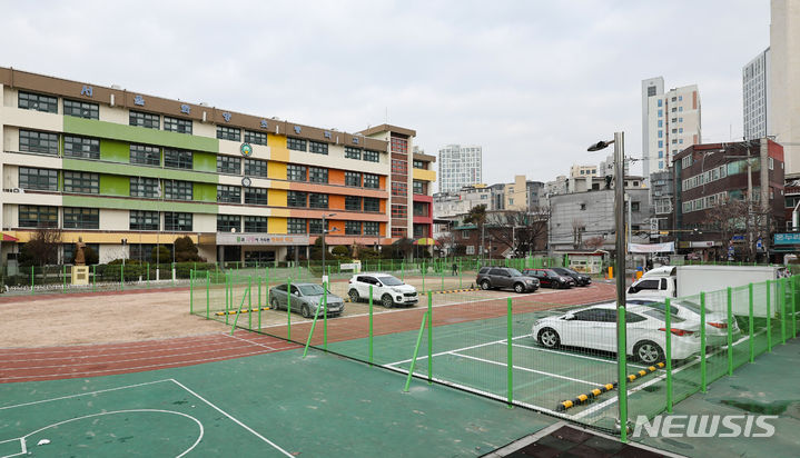[서울=뉴시스] 황준선 기자 = 저출산 여파로 올해 서울 초등학교 취학 예정자가 5만 9천492명으로 전년 대비 10.3% 감소했다. 사진은 4일 학생 감소로 지난 2023년 폐교된 뒤 주차장으로 활용되고 있는 서울 광진구 서울화양초등학교. 2024.01.04. hwang@newsis.com