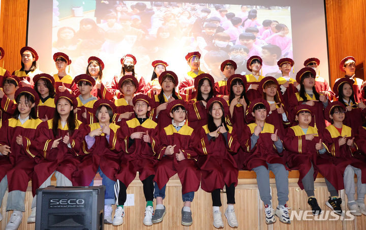 [인천=뉴시스] 전진환 기자 = 4일 오전 인천 동구 창영초등학교에서 열린 제114회 졸업식에서 졸업생들이 자축하며 노래를 부르고 있다. 2024.01.04. amin2@newsis.com
