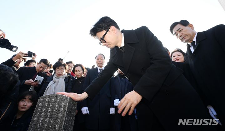 [광주=뉴시스] 김혜인 기자 = 한동훈 국민의힘 비상대책위원장이 4일 오전 광주 북구 운정동 국립5·18민주묘지에서 윤상원 열사의 묘역을 찾아 참배하고 있다. 2024.01.04. hyein0342@newsis.com