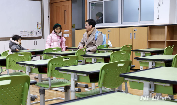 [서울=뉴시스] 홍효식 기자 = 2024학년도 초등학교 신입생 예비소집일인 4일 서울 서초구 원명초등학교에서 입학을 앞둔 어린이와 학부모가 교실을 둘러보고 있다. 2024.01.04. yesphoto@newsis.com