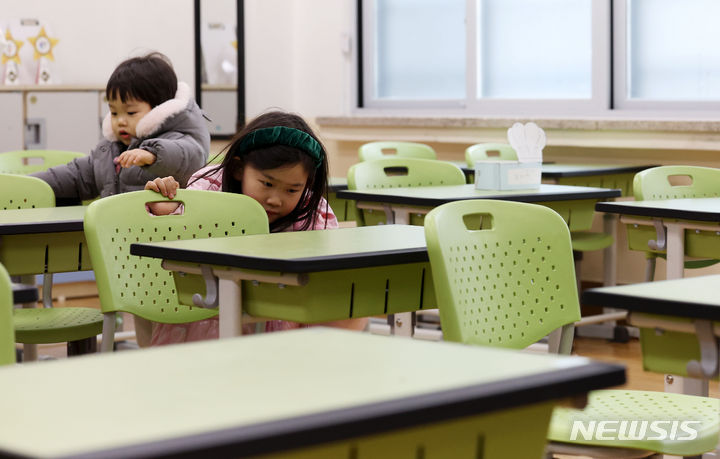 [서울=뉴시스] 2024학년도 초등학교 신입생 예비소집일인 지난달 4일 서울 서초구 한 초등학교에서 입학을 앞둔 어린이가 교실을 둘러보고 있다. (사진=뉴시스DB). 2024.02.26. photo@newsis.com