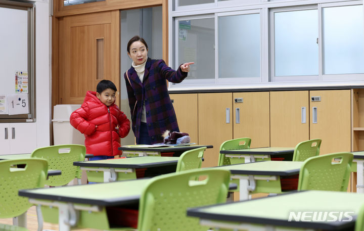 [서울=뉴시스] 홍효식 기자 = 2024학년도 초등학교 신입생 예비소집일인 4일 서울 서초구 원명초등학교에서 입학을 앞둔 어린이와 학부모가 교실을 둘러보고 있다. 2024.01.04. yesphoto@newsis.com