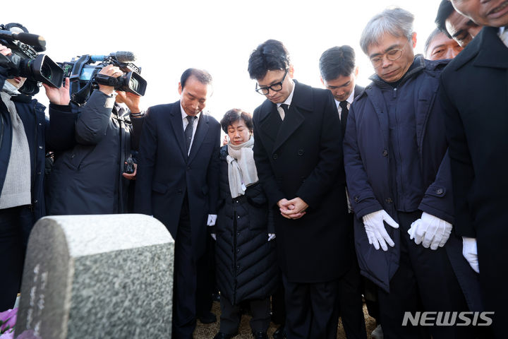 [광주=뉴시스] 김혜인 기자 = 한동훈 국민의힘 비상대책위원장이 4일 오전 광주 북구 운정동 국립5·18민주묘지 묘역을 참배하고 있다. 2024.01.04. hyein0342newsis.com