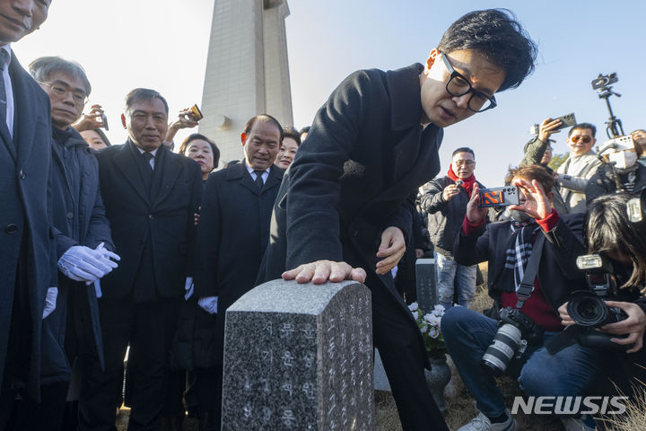 [광주=뉴시스] 김혜인 기자 = 한동훈 국민의힘 비상대책위원장이 4일 오전 광주 북구 운정동 국립5·18민주묘지 묘역을 참배하고 있다. 2024.01.04. hyein0342newsis.com