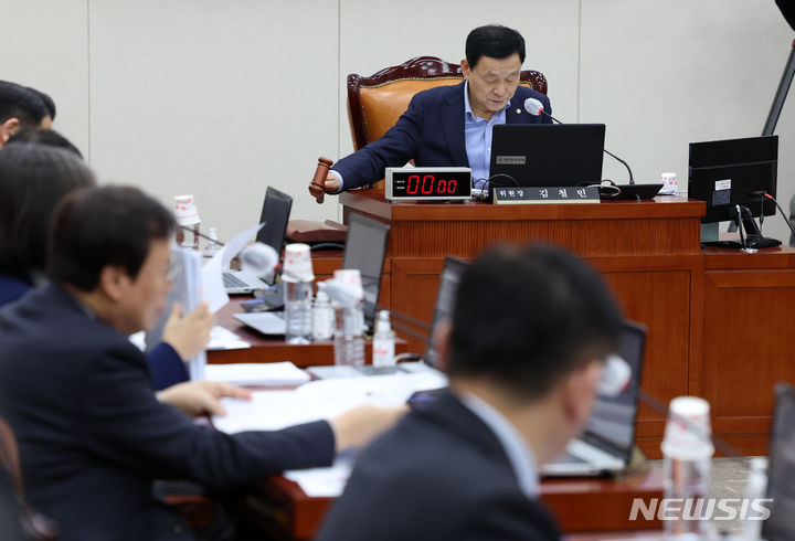 [서울=뉴시스] 이영환 기자 = 김철민 교육위원장이 4일 오후 서울 여의도 국회에서 열린 교육위원회 전체회의에서 안건을 상정하며 의사봉을 두드리고 있다. 2024.01.04. 20hwan@newsis.com