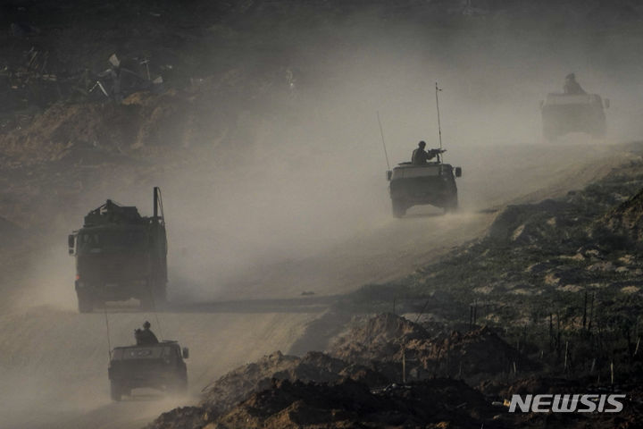 [가자지구=AP/뉴시스] 이스라엘군 전투 차량이 1월 4일 이스라엘 남부에서 가자지구로 이동하고 있다. 2024.01.11.