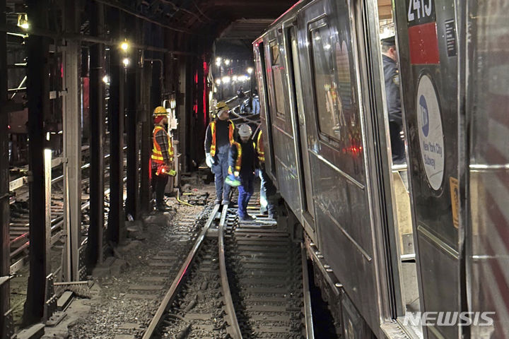 [뉴욕= AP/뉴시스] 뉴욕시에서 지난&nbsp; 1월 4일 맨해튼 지역 지하철 차량과 선로교체작업 차량이 추돌한 현장.&nbsp; 뉴욕시는 트럼프정부가 중지시킨 맨해튼 2번가 지하철공사비 지급을 법정 소송을 통해 재확보했다고 4월 16일 발표했다.&nbsp; 2026. 04. 17.&nbsp; 
