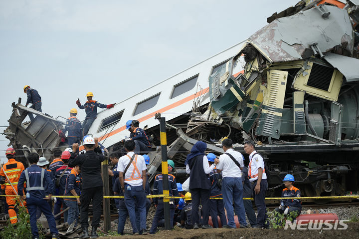 [시칼렝카=AP/뉴시스] 1월5일 인도네시아 서 자바주 시칼렝카 열차 충돌 현장에서 구조대원들이 탈선한 객차를 수색하고 있다. 이날 오전 반둥 파달라랑으로 가던 통근열차가 수라바야에서 출발해 반둥으로 들어오던 급행열차와 충돌해 최소 3명이 숨지고 28명이 다쳤다. 2026. 04. 28.