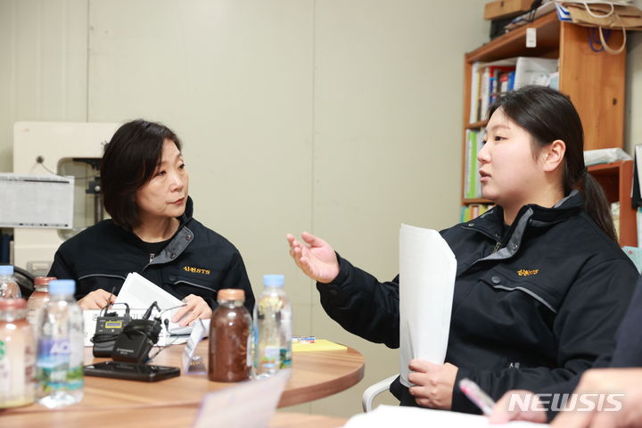 [서울=뉴시스] 오영주 중소벤처기업부 장관(왼쪽)이 5일 경기 안산 소재 스테인리스 파이프 직조관 생산 업체 '신천 STS'를 방문해 홍예지 대표와 대화하고 있다. (사진=중소벤처기업부 제공) 2024.01.05. photo@newsis,com