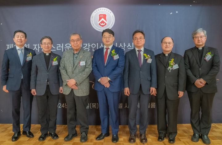 (왼쪽부터) 서강대학교 김광호 총동문회장, 심종혁 총장, 이한일 동문, 이우현 동문, 이승도 동문, 우재명 이사장, 김용수 관구장 (사진=서강대 제공) *재판매 및 DB 금지