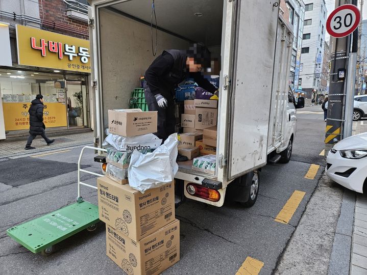 [서울=뉴시스] 오정우 기자 = 추위에 입김이 나오던 지난 4일 뉴시스는 쿠팡 택배기사 김민수(가명·35)씨와 함께 배송을 위해 서울 강남구 일대를 누볐다. 사진은 지난 4일 김씨가 배송을 위해 물건을 차에서 내리는 모습. 2024.01.04. friend@newsis.com *재판매 및 DB 금지