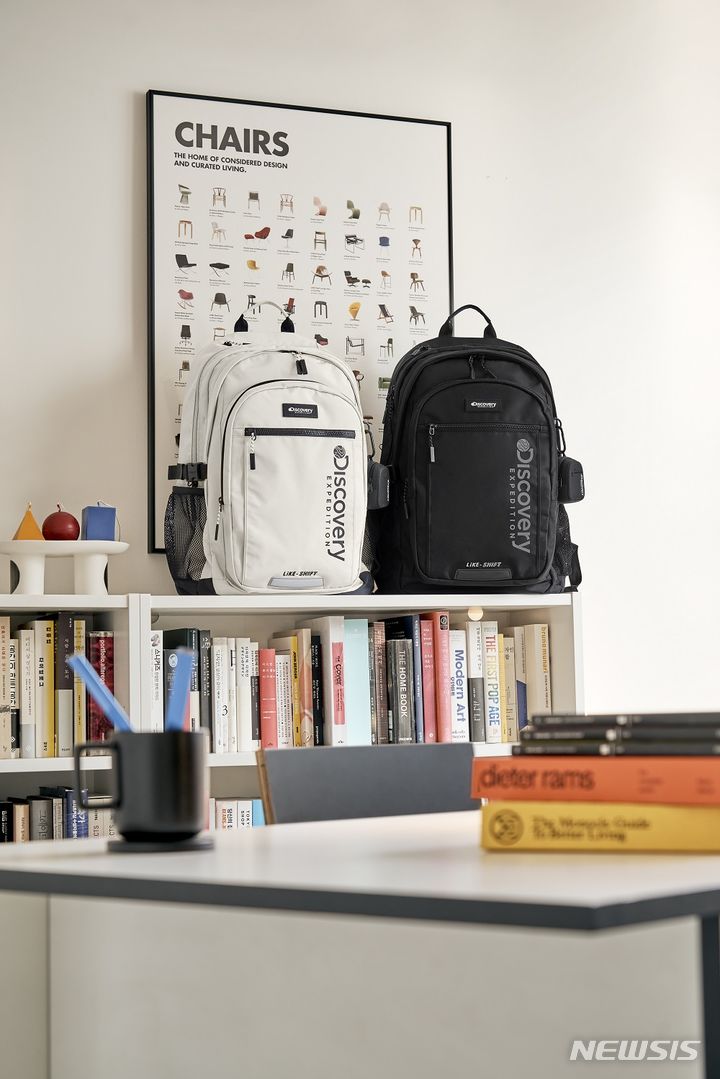 [서울=뉴시스]F&F(에프앤에프)가 전개하는 아웃도어 브랜드 '디스커버리 익스페디션'이 다가오는 새학기를 맞아 신규 가방 라인을 선보인다고 5일 밝혔다.2024.01.05.(사진=디스커버리 익스페디션 제공)photo@newsis.com