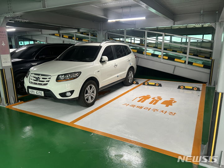 [서울=뉴시스]서울 송파구가 다양한 교통약자를 배려하기 위해 올해 관내 공영주차장 21개소의 여성 우선주차장을 '가족배려주차장'으로 전환한다고 5일 밝혔다. (사진=송파구 제공). 2024.01.05. photo@newsis.com 