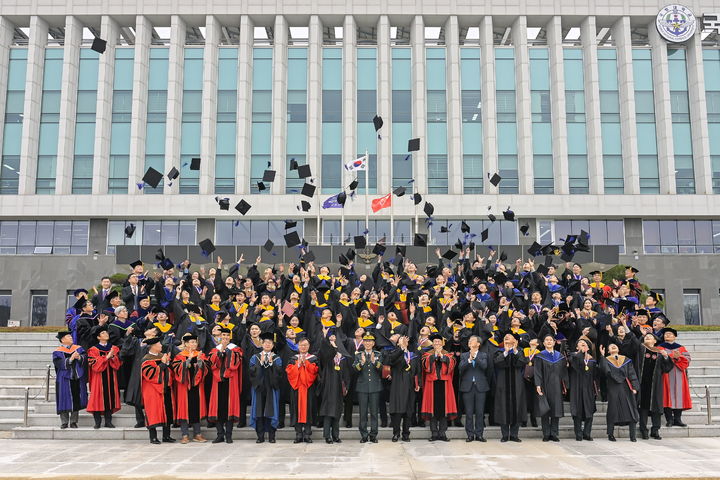 국방대학교는 5일 본교 컨벤션센터 세종대강당에서 ‘2023년 학위과정 학위수여식’을 개최했다. 2024. 01. 05&nbsp; *재판매 및 DB 금지