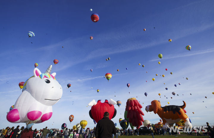 [앨버커키=AP/뉴시스] 10년 전 남아프리카공화국에서 발견된 세계 최대 규모 헬륨 매장층 개발이 초입 단계에 접어든 것으로 보인다고 CNN이 4일(현지 시간) 보도했다. 사진은 2021년 뉴멕시코주 앨버커키에서 앨버커키 국제 열기구 축제에서 각종 풍선과 열기구들이 떠 있는 모습. (*본문과 무관한 사진) 2024.01.05. *재판매 및 DB 금지