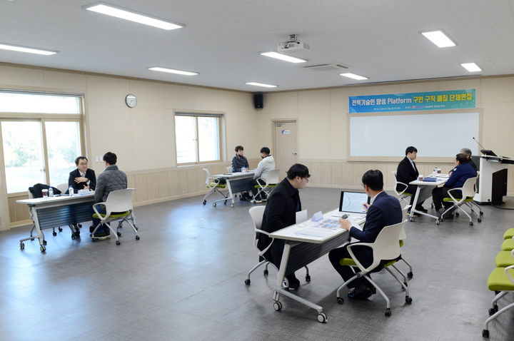 [창원=뉴시스] 한국전력 경남본부 관내 전문회사 채용연계 설명회. (사진=한국전력 경남본부 제공) 2024.01.05. photo@newsis.com *재판매 및 DB 금지