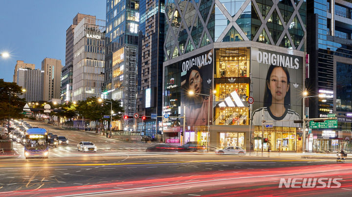 [서울=뉴시스]아디다스 글로벌 파트너로 활동하고 있는 블랙핑그 제니(오른쪽)와 배우 정호연.2024.01.06.(사진=아디다스 제공)photo@newsis.com