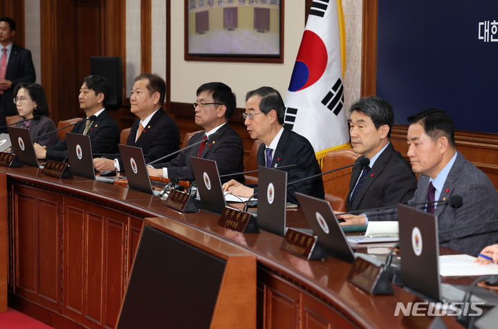 [서울=뉴시스] 배훈식 기자 = 한덕수 국무총리가 지난 5일 오전 서울 종로구 정부서울청사에서 열린 '김건희 특검법'과 '대장동 50억 클럽 특검법' 등 이른바 쌍특검 법안의 재의요구권(거부권)을 심의하는 임시 국무회의에 참석해 발언하고 있다. 2024.01.05. dahora83@newsis.com