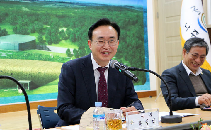 [나주=뉴시스] 윤병태 나주시장이 주민과의 대화를 하고 있다. (사진=나주시 제공) photo@newsis.com *재판매 및 DB 금지