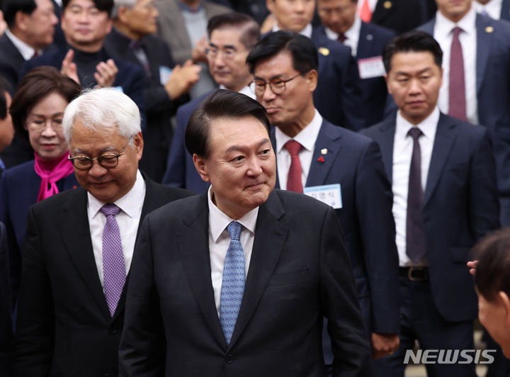 [서울=뉴시스] 조수정 기자 = 윤석열 대통령이 5일 서울 성북구 한국과학기술연구원(KIST)에서 열린 2024년 과학기술인·정보방송통신인 신년인사회에 입장하고 있다.(대통령실통신사진기자단) 2024.01.05. chocrystal@newsis.com