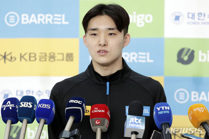 [인천공항=뉴시스] 최동준 기자 = 수영 대표팀 김우민이 5일 인천국제공항에서 전지훈련 차 호주로 출국 전 취재진 질문에 답변하고 있다. 2024.01.05. photocdj@newsis.com
