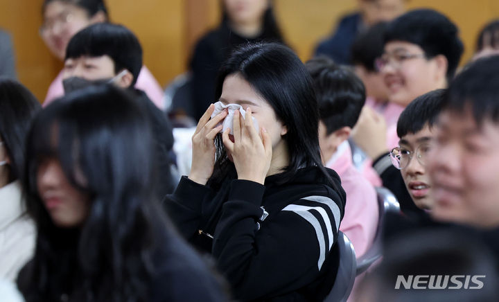 [대구=뉴시스] 이무열 기자 = 5일 대구 달서구 신당중학교에서 열린 제27회 졸업식에서 한 졸업생이 눈물을 닦고 있다. 신당중학교는 이번 졸업식을 마지막으로 오는 3월 폐교된다. 2024.01.05. lmy@newsis.com