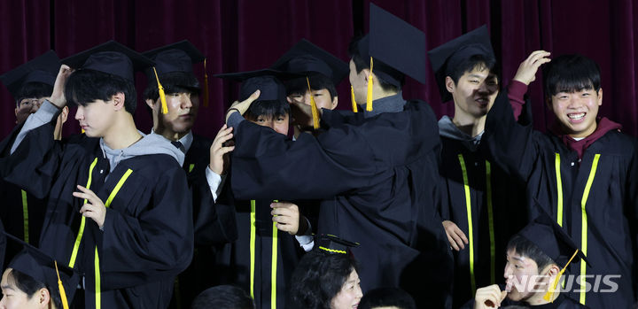 [서울=뉴시스] 홍효식 기자 = 5일 서울 성동구 덕수고등학교 행당분교에서 열린 졸업식에서 졸업생들이 기념촬영 전 학사모를 쓰고 있다. 덕수고 행당분교(특성화계열)는 올해 폐교되고, 일반계열은 지난해 송파구 위례신도시로 이전했다. 2024.01.05. yesphoto@newsis.com