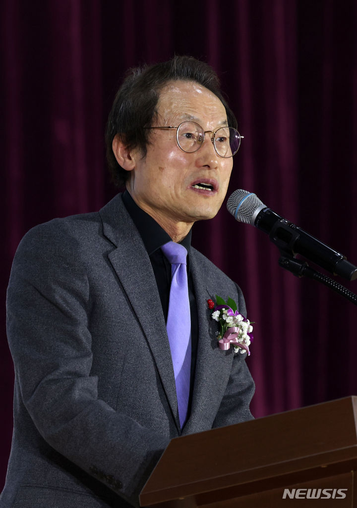 [서울=뉴시스] 홍효식 기자 = 조희연 서울시교육감이 5일 서울 성동구 덕수고등학교 행당분교에서 열린 졸업식에서 축사하고 있다. 덕수고 행당분교(특성화계열)는 올해 폐교되고, 일반계열은 지난해 송파구 위례신도시로 이전했다. 2024.01.05. yesphoto@newsis.com