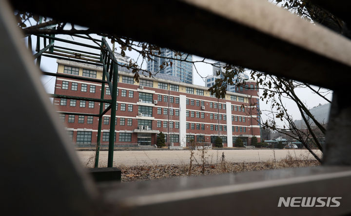 [서울=뉴시스] 홍효식 기자 = 저출산에 따른 학령인구 감소로 폐교가 결정된 서울 성동구 성수공업고등학교 모습. 성수공고는 휘경공고로 통폐합되고, 이 부지는 지체장애 학생들을 위한 특수학교가 건립된다. 2024.01.05. yesphoto@newsis.com