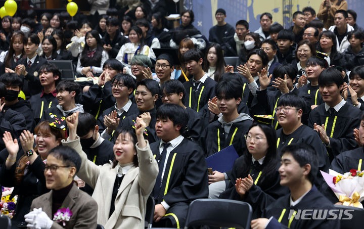 [서울=뉴시스] 홍효식 기자 = 5일 서울 성동구 덕수고등학교 행당분교에서 열린 졸업식에서 졸업생 및 선생님들이 상장수여에 박수치고 있다. 덕수고 행당분교(특성화계열)는 올해 폐교되고, 일반계열은 지난해 송파구 위례신도시로 이전했다. 2024.01.05. yesphoto@newsis.com