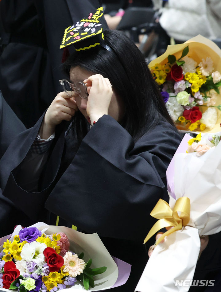 [서울=뉴시스] 홍효식 기자 = 5일 서울 성동구 덕수고등학교 행당분교에서 열린 졸업식에서 한 졸업생이 눈물을 훔치고 있다. 덕수고 행당분교(특성화계열)는 올해 폐교되고, 일반계열은 지난해 송파구 위례신도시로 이전했다. 2024.01.05. yesphoto@newsis.com