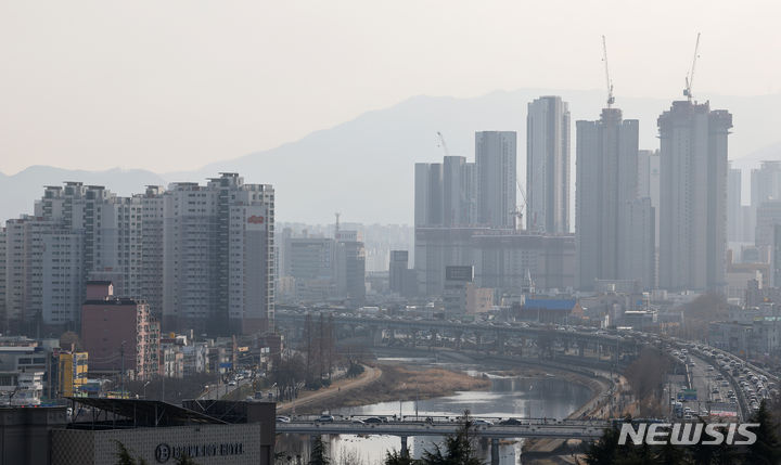 [대구=뉴시스] 이무열 기자 = 초미세먼지 농도가 나쁨 수준을 보인 5일 대구 북구 산격동에서 바라본 도심이 뿌옇게 보이고 있다. 2024.01.05. lmy@newsis.com