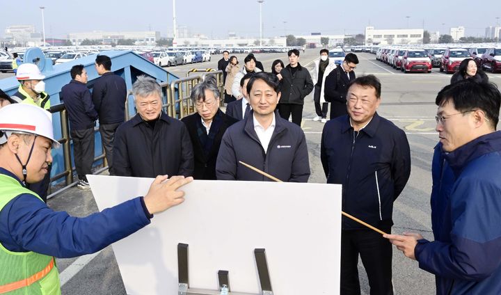 [서울=뉴시스] 안덕근 산업통상자원부 장관이 5일 경기 평택항 기아자동차 전용부두를 방문해 수출 선박 주요시설과 조타실 등을 둘러보고 있다. (사진=산업통상자원부 제공) 2024.01.05. photo@newsis.com *재판매 및 DB 금지