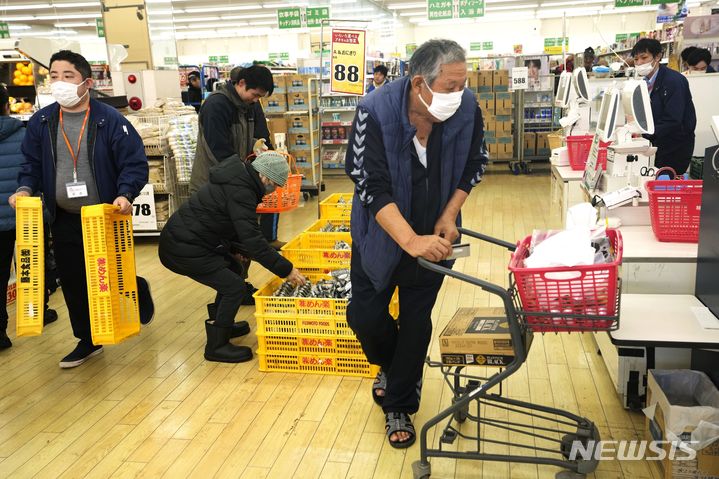 [노토반도=AP/뉴시스] 일본 노토반도 와지마에 있는 슈퍼마켓에서 손님이 쇼핑을 하고 있다. 자료사진. 2025.05.09