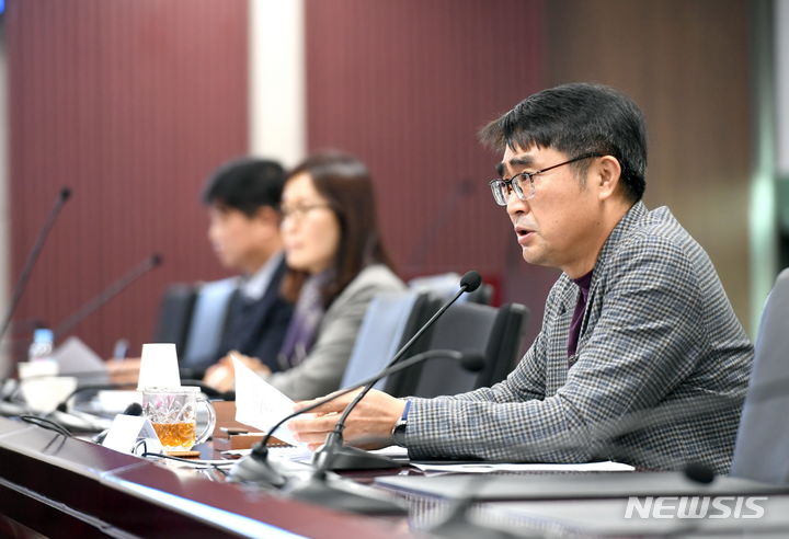 [화성=뉴시스] 손임성 화성부시장이 5일 업무보고를 받고 있다.(사진=화성시 제공) 2024.01.06. sonanom@newsis.com