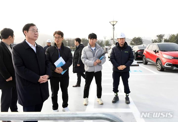 [화성=뉴시스] 정명근 화성시장이 공사관계자 및 직원 등과 5일 문을 연 화성시청사 주차타워 옥상층을 둘러보고 있다.(사진=화성시 제공) 2024.01.06. sonanom@newsis.com