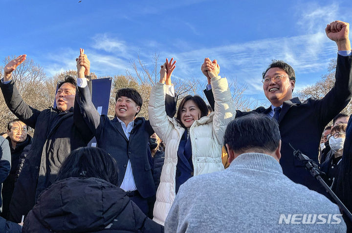 [대구=뉴시스] 정재익 기자 = 이준석 전 국민의힘 대표가 지난 6일 대구 수성구 상화동산에서 열린 '길거리 당원모집운동'에서 가칭 '개혁신당' 공동 창당준비위원장들과 손을 들며 인사하고 있다. 2024.01.06. jjikk@newsis.com