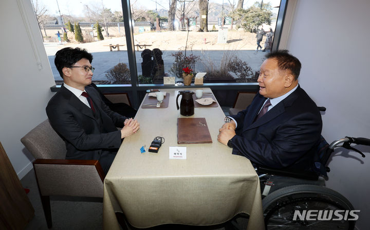 [서울=뉴시스] 홍효식 기자 = 한동훈 국민의힘 비상대책위원장과 이상민 무소속 의원이 6일 서울 시내 한 식당에서 오찬 회동을 하고 있다. 2024.01.06. yesphoto@newsis.com