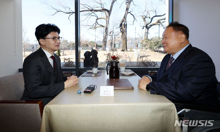 [서울=뉴시스] 홍효식 기자 = 한동훈 국민의힘 비상대책위원장과 이상민 무소속 의원이 6일 서울 시내 한 식당에서 오찬 회동을 하고 있다. 2024.01.06. yesphoto@newsis.com