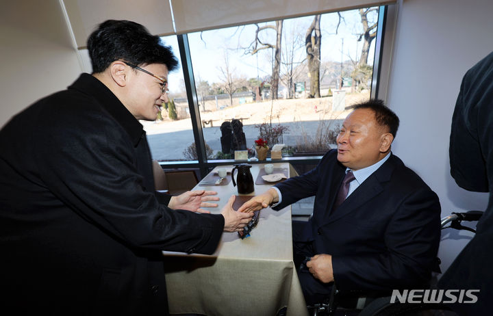 [서울=뉴시스] 홍효식 기자 = 한동훈 국민의힘 비상대책위원장과 이상민 무소속 의원이 6일 서울 시내 한 식당에서 열린 오찬 회동에서 악수하고 있다. 2024.01.06. yesphoto@newsis.com