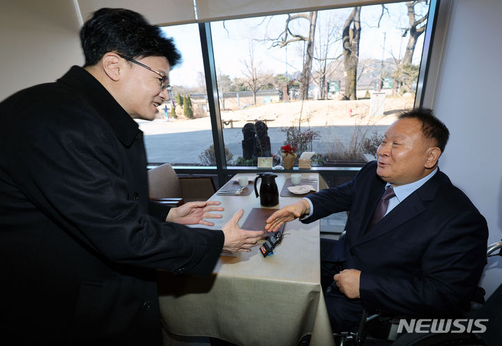 [서울=뉴시스] 홍효식 기자 = 한동훈 국민의힘 비상대책위원장과 이상민 무소속 의원이 6일 서울 시내 한 식당에서 열린 오찬 회동에서 악수하고 있다. 2024.01.06. yesphoto@newsis.com