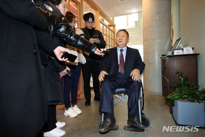 [서울=뉴시스] 홍효식 기자 = 이상민 무소속 의원이 6일 서울 시내 한 식당에서 한동훈 국민의힘 비상대책위원장과 오찬 회동하기 앞서 취재진 질문에 답하고 있다. 2024.01.06. yesphoto@newsis.com