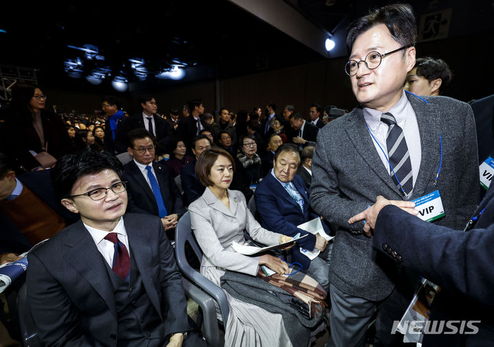 [고양=뉴시스] 정병혁 기자 = 한동훈 국민의힘 비상대책위원장과 홍익표 더불어민주당 원내대표가 6일 경기 고양시 킨텍스에서 열린 김대중 탄생 100주년 기념식 '하나로 미래로'에 참석하고 있다. 2024.01.06. jhope@newsis.com