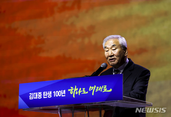 [고양=뉴시스] 정병혁 기자 = 이재오 민주화운동기념사업회장이 6일 경기 고양시 킨텍스에서 열린 김대중 탄생 100주년 기념식 '하나로 미래로'에서 이명박 전 대통령의 축사를 대독하고 있다. 2024.01.06. jhope@newsis.com