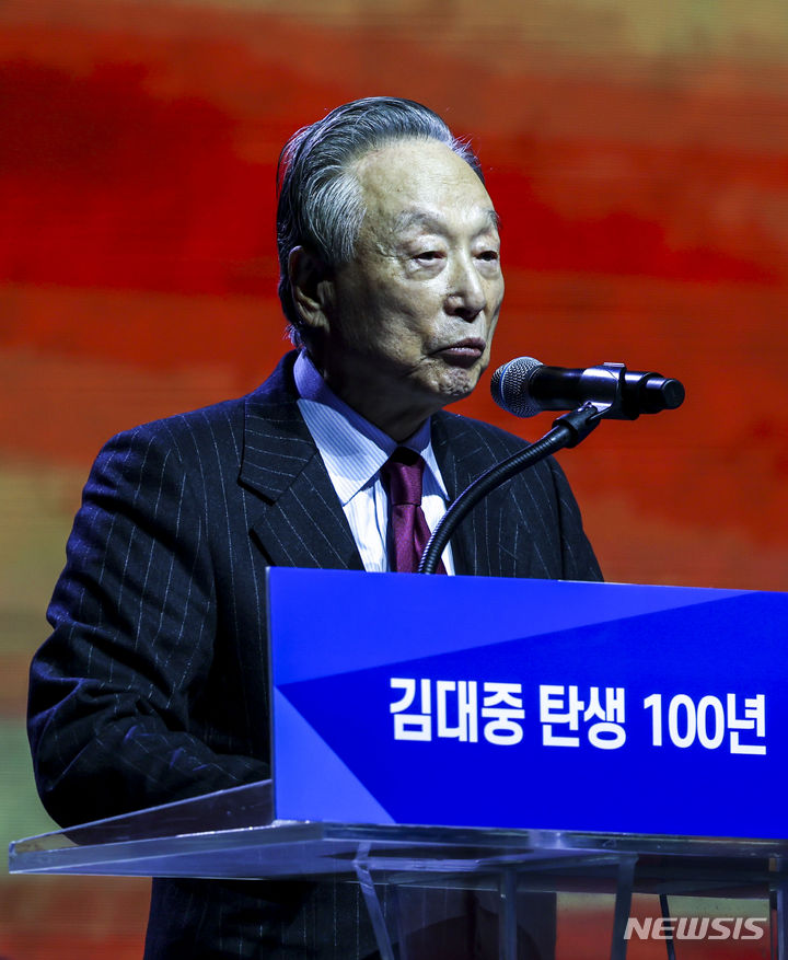 [고양=뉴시스] 정병혁 기자 = 권노갑 김대중재단 이사장이 6일 경기 고양시 킨텍스에서 열린 김대중 탄생 100주년 기념식 '하나로 미래로'에서 개식선언을 하고 있다. 2024.01.06. jhope@newsis.com