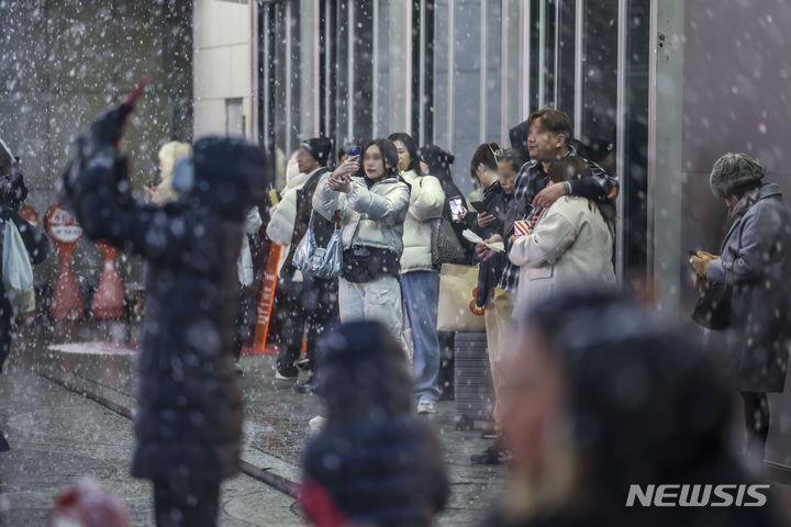 [서울=뉴시스] 정병혁 기자 = 6일 오후 서울 중구 명동거리에 함박눈이 내리고 있다. 2024.01.06. jhope@newsis.com
